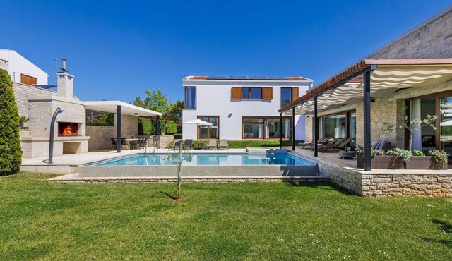 Stunning private villa with A/C, WIFI, hot tub, private pool, TV, terrace and pets allowed