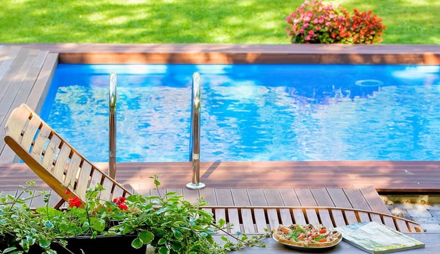 Stunning private villa with A/C, private pool, hot tub, WIFI, TV, patio and pets allowed