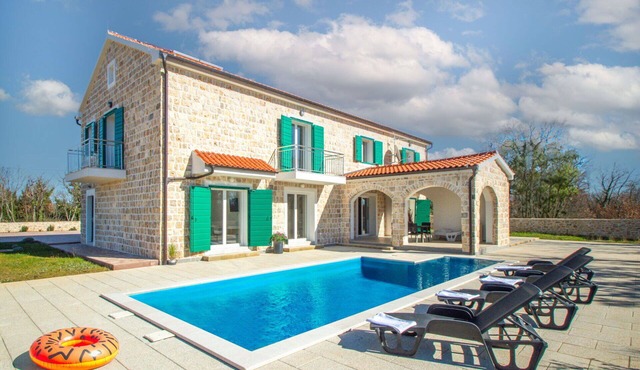 Stunning private villa with A/C, private pool, WIFI, TV, terrace, pets allowed and panoramic view