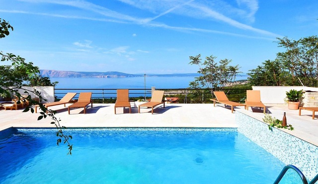 Stunning private villa with WIFI, A/C, private pool, hot tub, TV, terrace, pets allowed and park...