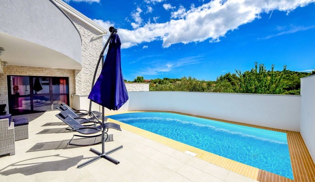 Stunning villa for 10 people with private pool, A/C, WIFI, TV and terrace in Vodice