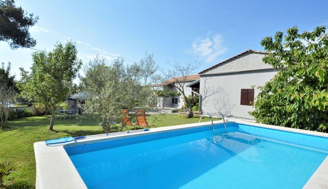 Stunning villa for 4 guests with A/C, WIFI, private pool, TV and terrace in Pazin
