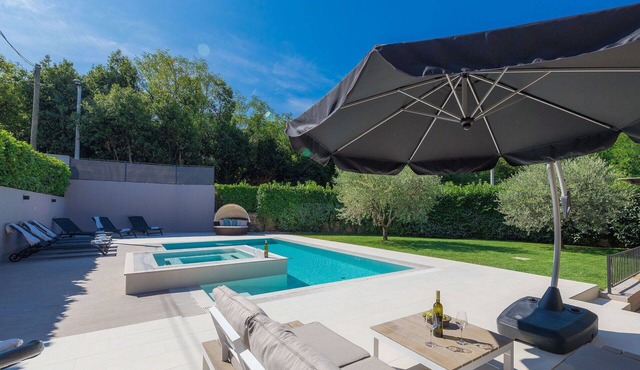 Stunning villa for 4 people with A/C, hot tub, private pool, WIFI, TV and terrace