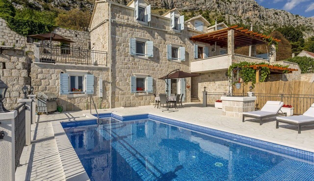 Stunning villa for 6 guests with private pool, WIFI, A/C, TV and patio