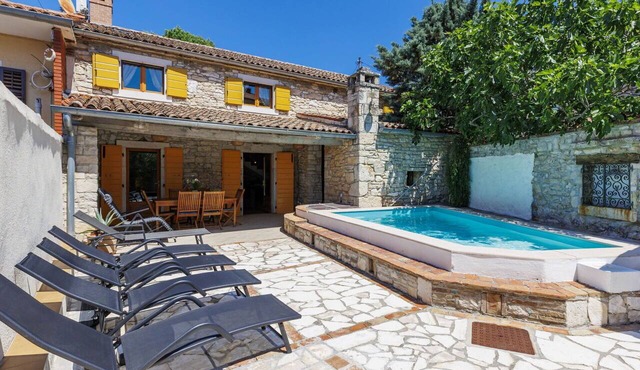 Stunning villa for 6 people with private pool, internet, TV, terrace and pets allowed