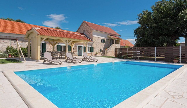 Stunning villa for 8 guests with A/C, WIFI, private pool, TV and patio