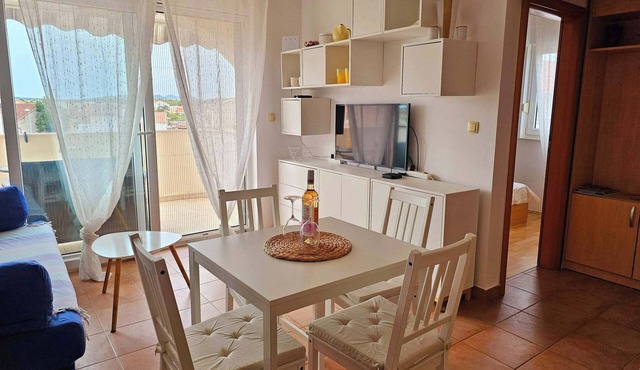 Sunny 2-Bedroom Apt, 300m from the Beach, Parking Included