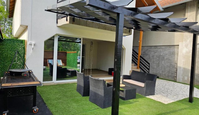 Sunrise Riverside House-Private Garden, Jacuzzi & BBQ