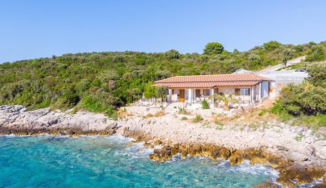 Sunset Paradise, getaway villa in private oasis