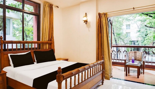 Super Townhouse Oak Prabhat Road in Pune