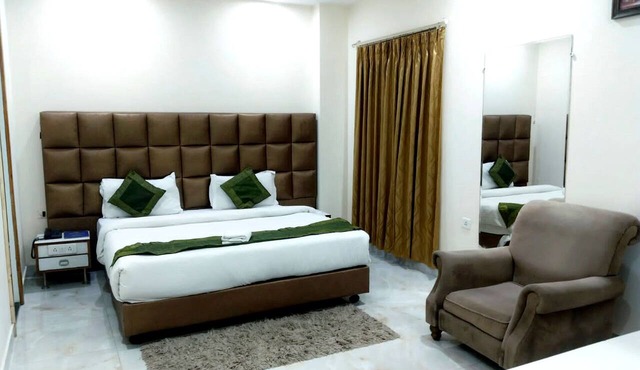 Superb 9-bedroom hotel with AC in vibrant Noida - Gaba Suites and Banquet Noida in Noida