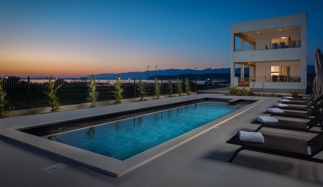 Superb villa Sunset Bay, near the beach, heated pool with jacuzzi, boat mooring