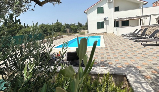 .t"Relaxed vacation in a quiet location - comfortable house with pool near Zadar"