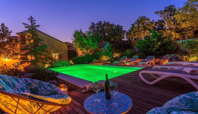 Tajina Kuca, Villa for 6 people with a botanical garden, 32 sqm heated pool with hydro massage, playground, 2 bedrooms, 2 bathrooms