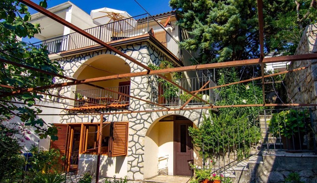 Tasteful vacation apartment near the sea