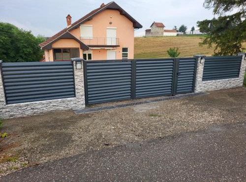 Tešić Seoska Idila in Loznica