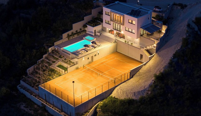Tennis, Cinema, Casino - The Mogul Mansion