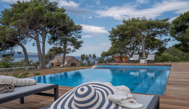 The beautiful luxury villa Paradise Escape, located on the island of Brač in Murvica, represents eve