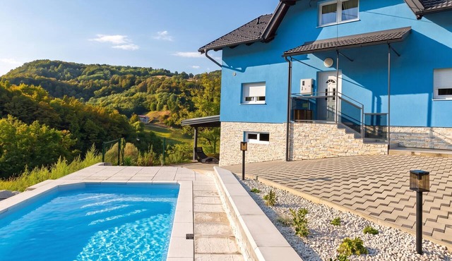 The Blue House with Sauna & Jacuzzi, Desinić, Croatia