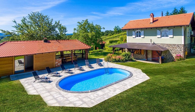 The cottage is located in nature, surrounded by vineyards, fruit trees, ornamental plants and other