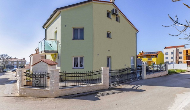 The cottage is suitable for up to 10 people.