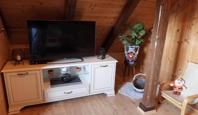 The cozy vacation home offers a hot tub and peace. in Ravna gora
