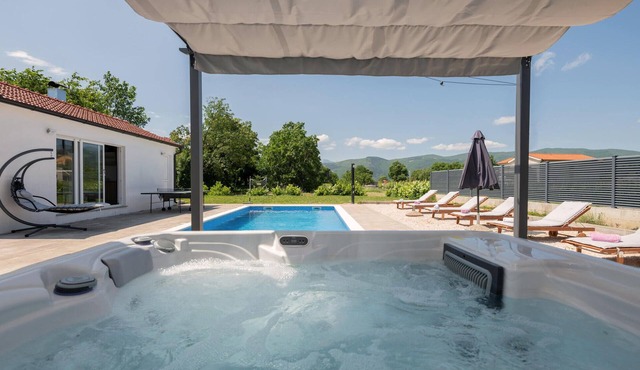 This beautiful holiday home with pool is located in Proloac Donji, near Imotski.