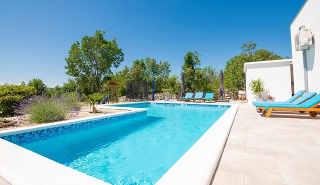 This beautifully furnished and well-equipped vacation home is located in inland Dalmatia and offers