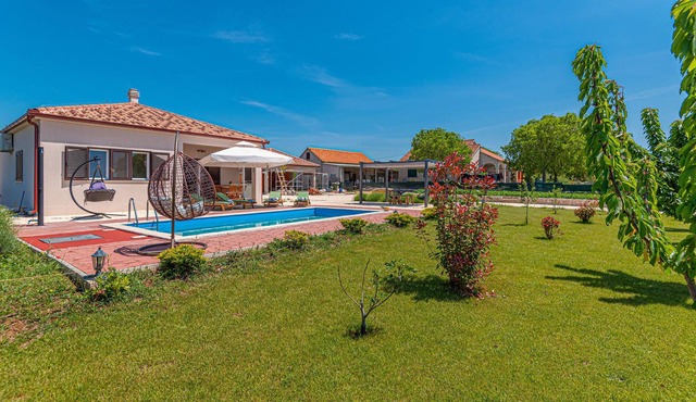 This cozy cottage with pool is located in small village Pakovo Selo, about 20 kilometers from the fa