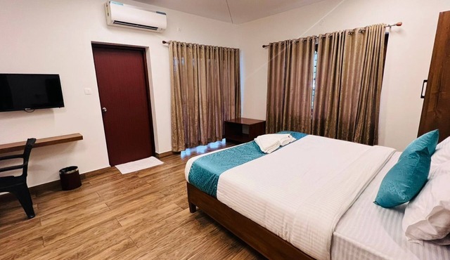 This is a 7-room Lakeside villa with a beautiful view and lawn. in Kochi