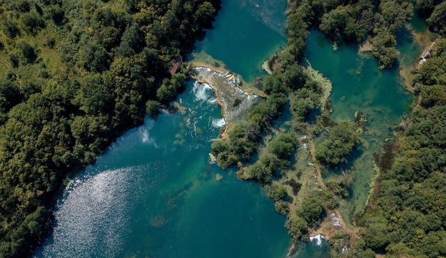 This large vacation home by the river Dobra welcomes you in a picturesque landscape.