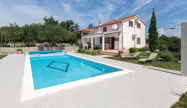 This tastefully furnished cottage, surrounded by nature, consists of two living units connected by e