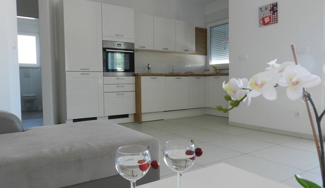 Three bedroom apartment with balcony and sea view Baška Voda, Makarska (A-15214-a)