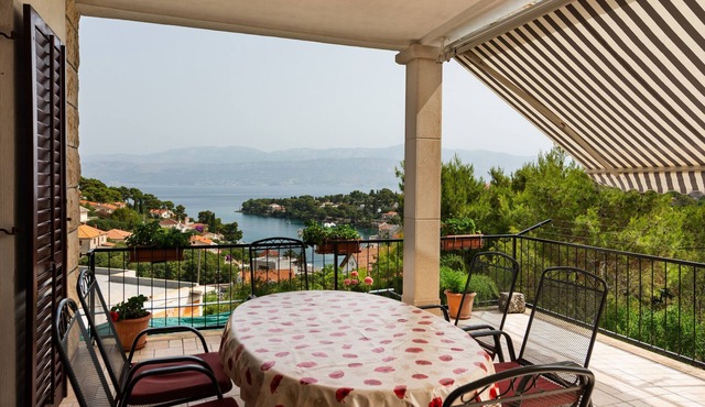 Three bedroom apartment with terrace and sea view Splitska, Brač (A-2867-a)