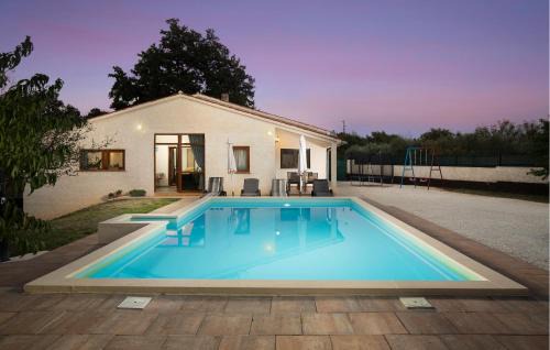 Three-Bedroom Holiday Home In Divsici in Marčana