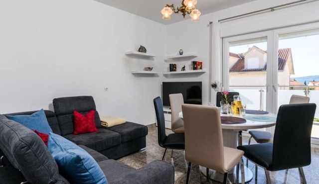 Three bedroom apartment with terrace and sea view Kaštel Kambelovac, Kaštela (A-15480-a)