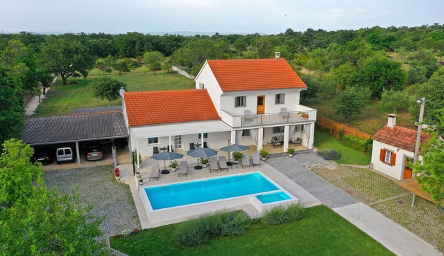 Tinj Rustic Holiday Home for 8