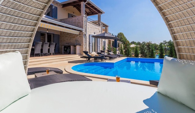 Tolles Ferienhaus in Deklići mit Privatem Pool by Interhome