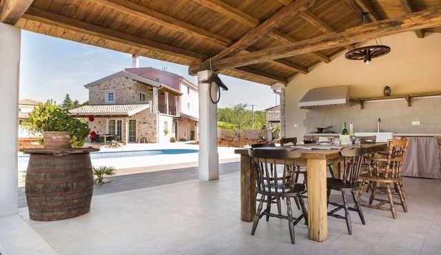 Top-class holiday house with private pool and whirlpool only 1 km from the sea