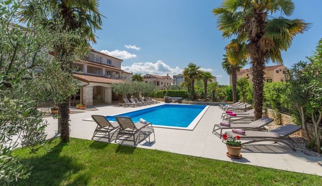 Top furnished apartment with pool, quiet location, garden