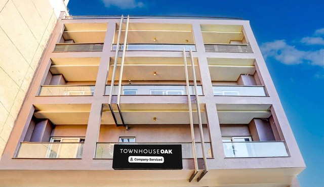 Townhouse Oak Pitampura West Enclave in Delhi