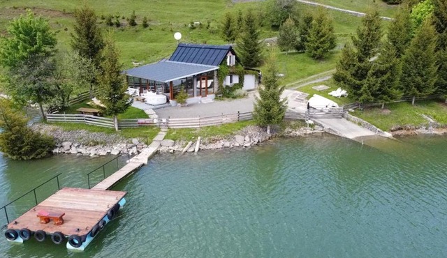 Traditional Casa Pescarului langa lac cu ponton in Colibiţa
