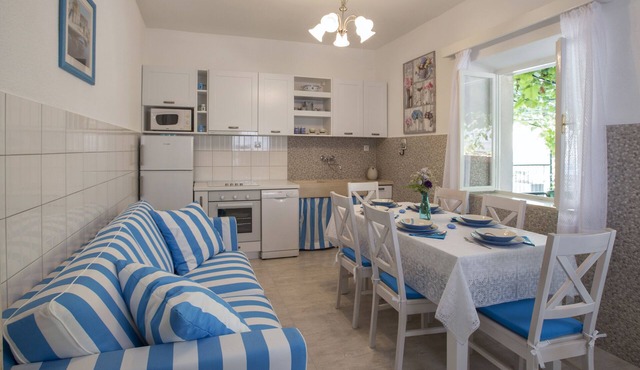 Traditional detached stone villa 4*, with NEW OUTSIDE JACUZZI, near the beach in Postira