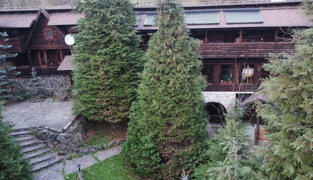 Traditional Lodge in Mountain, 10 km from city, w/grill, jacuzzi, hiking trails in Baia Mare