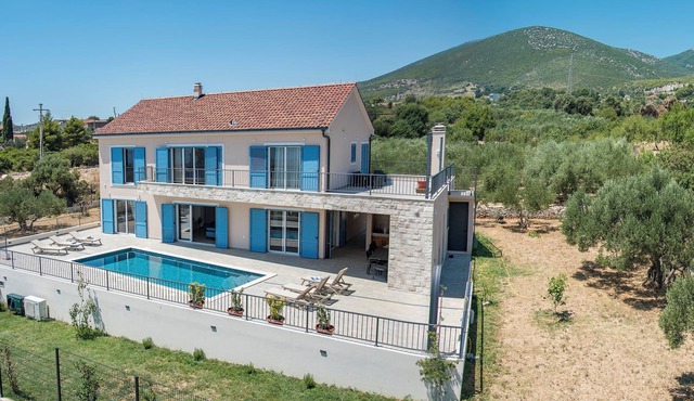 Tremendous 5-bedroom villa in Kaštel Novi with fitness room and heated pool.