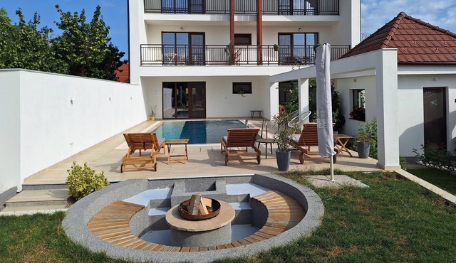 Trend - Room 2 - Nice Room with pool and garden, just 10 min walk to downtown in Arad