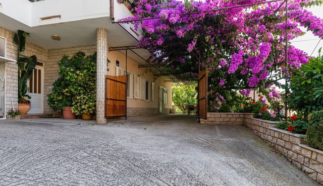 Two bedroom apartment near beach Sumpetar, Omiš (A-949-a)