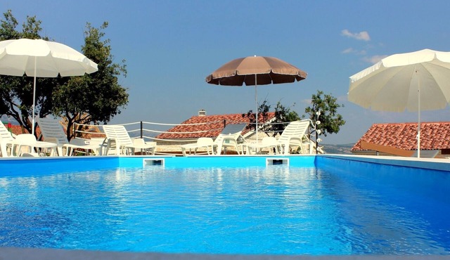 Two bedroom apartment with a swimming pool Posedarje, Novigrad (A-6162-b)
