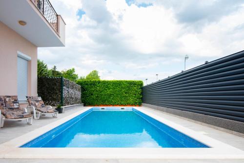 Two bedroom apartment Karmen with pool in Sinj