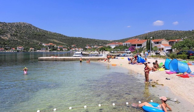 Two bedroom apartment with balcony and sea view Poljica, Trogir (A-22079-a)